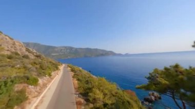 Türkiye 'de deniz kıyısındaki dağ yolunun hava aracı görüntüsü 