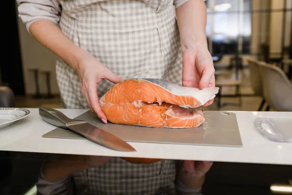 Çiğ Kırmızı Somon Balığı Kafkas Kadın Ellerinde Yakın Çekim — Stok fotoğraf