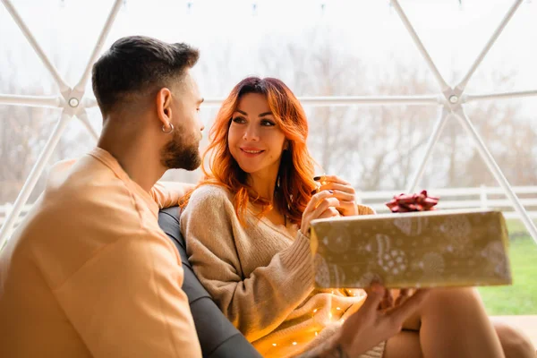 Casal Jovem Está Sentado Glamping Aconchegante Homem Presente Mulher Aniversário — Fotografia de Stock