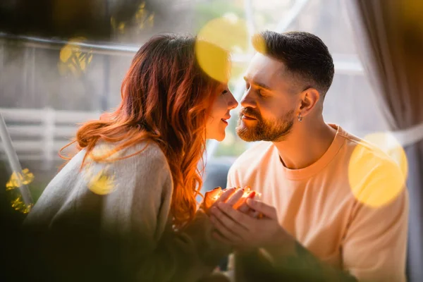 Casal Amoroso Tem Uma Luz Mágica Mão Casal Prestes Beijar — Fotografia de Stock