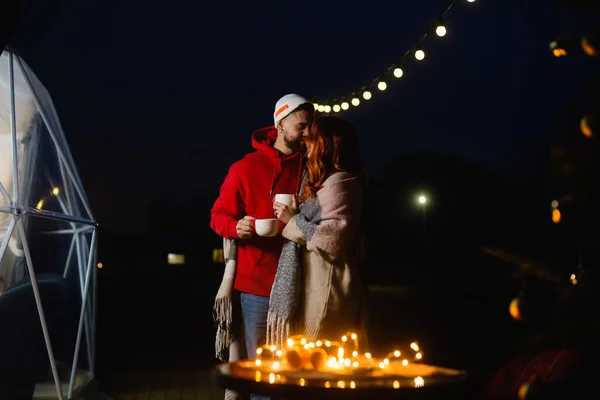 Ett Kärleksfullt Par Med Koppar Händerna Kramas När Står Terrassen — Stockfoto