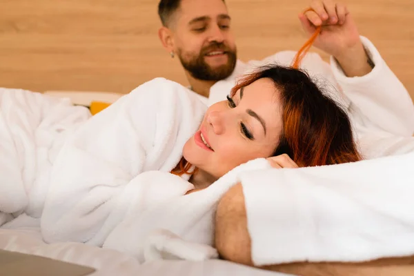 침대에 커플의 여자의 머리를 여자가 남자의 무릎에 머리를 — 스톡 사진