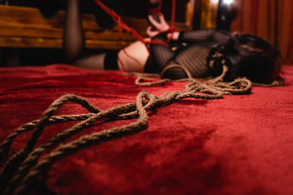 Egy Shibari Kötél Közeli Képe Egy Megkötözött Alakja Feküdt Ágyon — Stock Fotó