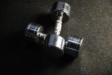 Spor salonunda iki parlayan metal halı yakın çekim halı, sağlıklı yaşam tarzı ve vücut geliştirme için spor aletleri.