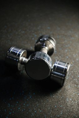 Spor salonunda iki parlayan metal halı yakın çekim halı, sağlıklı yaşam tarzı ve vücut geliştirme için spor aletleri.