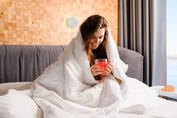 Una Joven Atractiva Desayunando Cama Cubriéndose Cabeza Con Una Manta — Foto de Stock