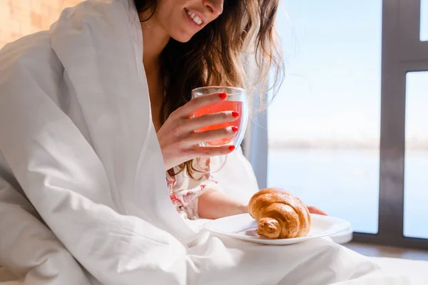 Una Joven Atractiva Desayunando Cama Por Mañana Chica Sosteniendo Vaso — Foto de Stock