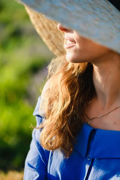 Zbliżenie Uroczej Młodej Kobiety Kapeluszu Szerokim Rondem Krajobraz Romantyczna Moda — Zdjęcie stockowe