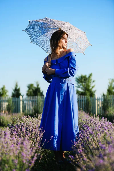 Adorable Jeune Femme Avec Parapluie Soleil Campagne Mode Romantique — Photo