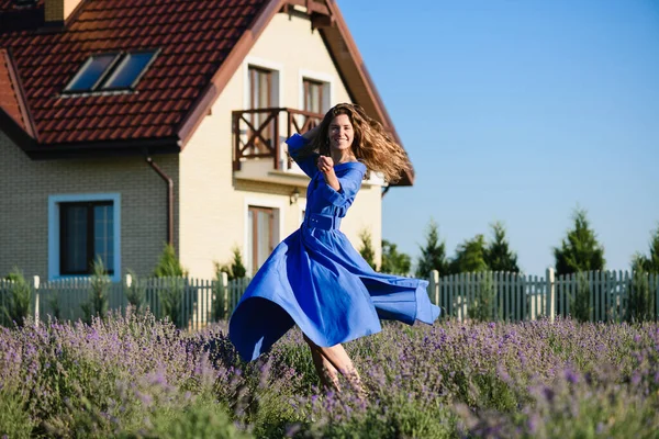 Jolie Jeune Femme Positive Dans Une Robe Bleue Tourne Dansant — Photo