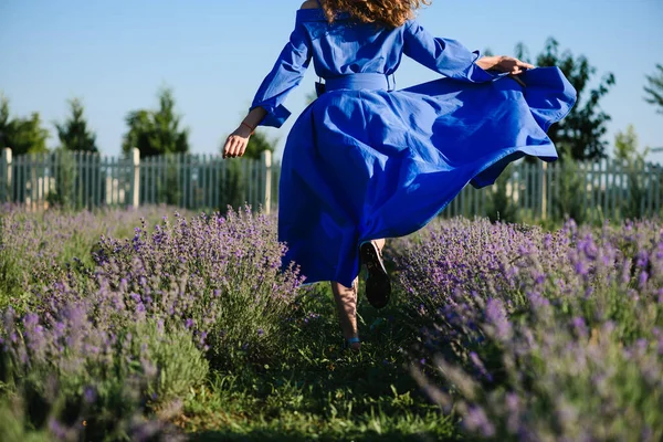 Jolie Jeune Femme Positive Dans Une Robe Bleue Tourne Courant — Photo