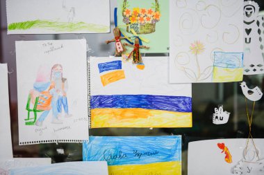 Dnipro, Ukrayna - 4 Nisan 2022: Ukrayna 'daki savaş hakkında birçok çocuk çizimi. Dnipro 'daki Mülteci Yardım Merkezi.