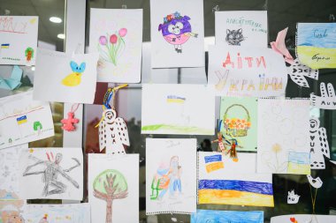 Dnipro, Ukrayna - 4 Nisan 2022: Dnipro 'daki Mülteci Yardım Merkezi. Ukrayna 'da barış ile ilgili çocuk mesajlarından oluşan bir duvar.