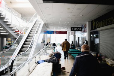 Dnipro, Ukrayna - 4 Nisan 2022: Dnipro 'daki alışveriş merkezindeki mülteci yatakları.