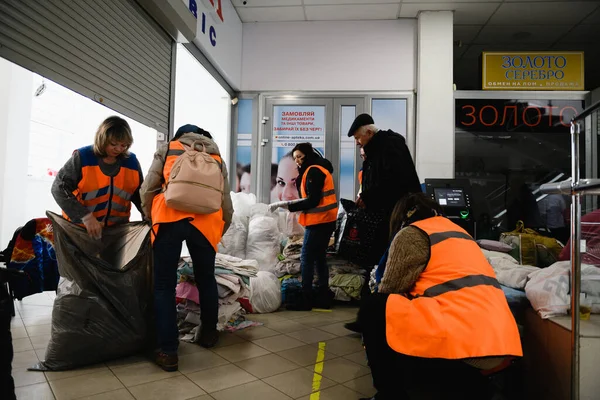 Dnipro Ucraina Aprilie 2022 Voluntarii Sortează Haine Pentru Refugiați Mall — Fotografie, imagine de stoc