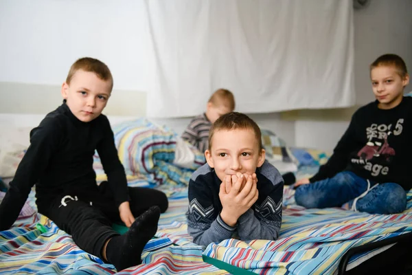 Dnipro Ucrania Abril 2022 Grupo Niños Sienta Cunas Centro Comercial — Foto de Stock