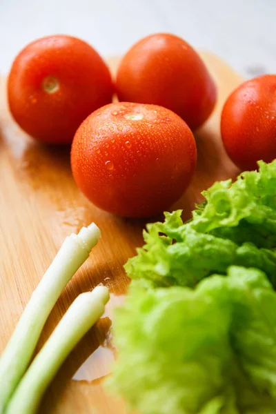 Frisches Gemüse Für Den Salat Liegt Auf Einem Holztisch Mit — Stockfoto