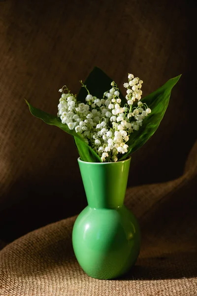 Vadinin güzel zambakları koyu renkli bir arka planda..