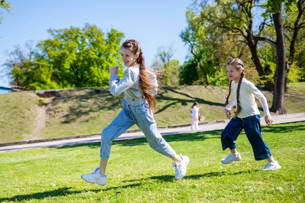 Los Niños Corren Juegan Unos Con Otros Césped Verde Día — Foto de Stock