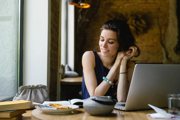 Young Attractive Dreamy Woman Laptop Coffee Shop — ストック写真