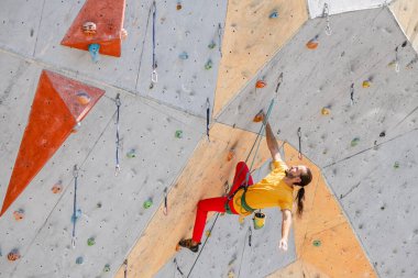 Genç ve formda bir adam dışarıda dağ tırmanışı yapıyor. Üst görünüm.