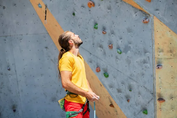 Man Concentrates Climbing Standing Background Climbing Wall — Stock fotografie