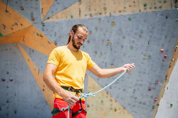 Sportsman Climber Prepares Climb Climbing Route Climbing Outdoor Artificial Wall — Fotografia de Stock