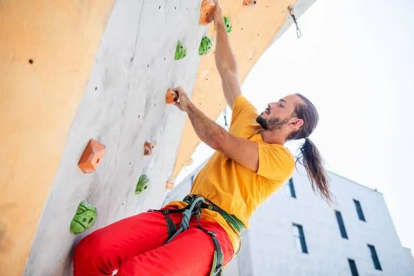 Man Climber Artificial Climbing Wall Outdoors Background Office Building — Fotografia de Stock