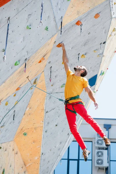 Sportsman Climber Hangs One Hand Artificial Climbing Wall Outdoors Young — Fotografia de Stock