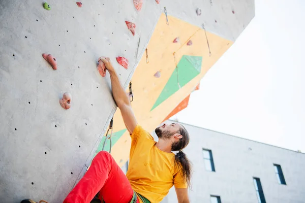 Young Fit Man Exercise Free Mountain Climbing Outdoor Practice Wall — Fotografia de Stock