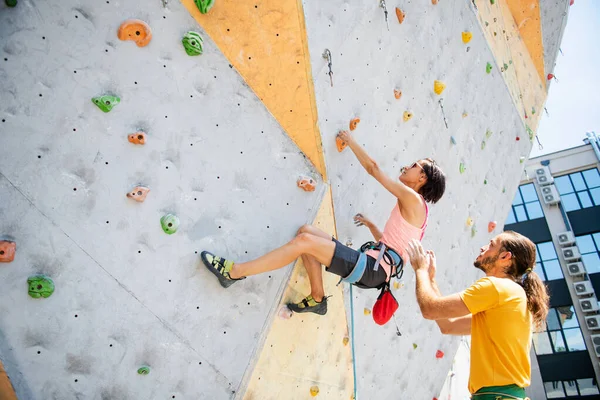 Sportswoman Climber Moving Steep Rock Climbing Artificial Wall Extreme Sports — Fotografia de Stock