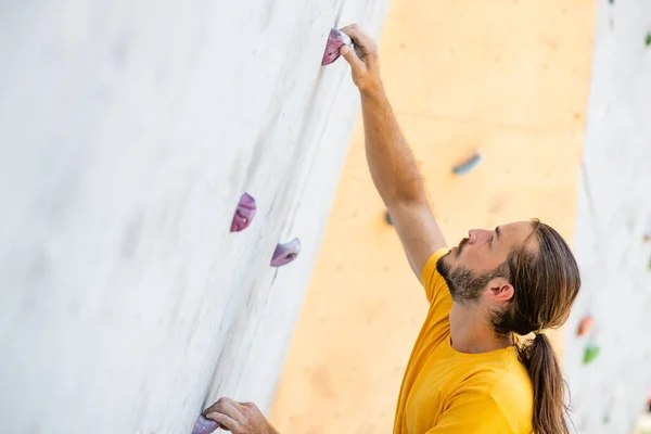 Sporty Man Yellow Shirt Climbs Climbing Wall — Fotografia de Stock