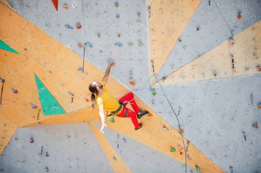 Genç ve formda bir adam dışarıda dağ tırmanışı yapıyor. Üst görünüm.