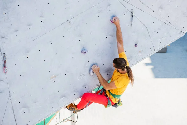 Sportsman Climber Moving Steep Rock Climbing Outdoor Artificial Wall Top — Fotografia de Stock