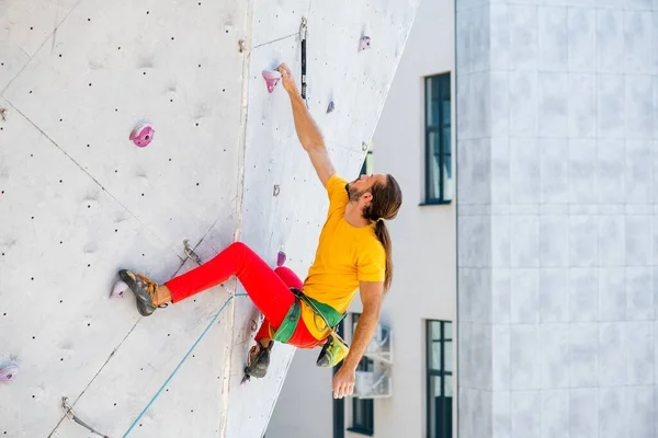 Young Fit Man Exercise Free Mountain Climbing Outdoor Practice Wall — Fotografia de Stock