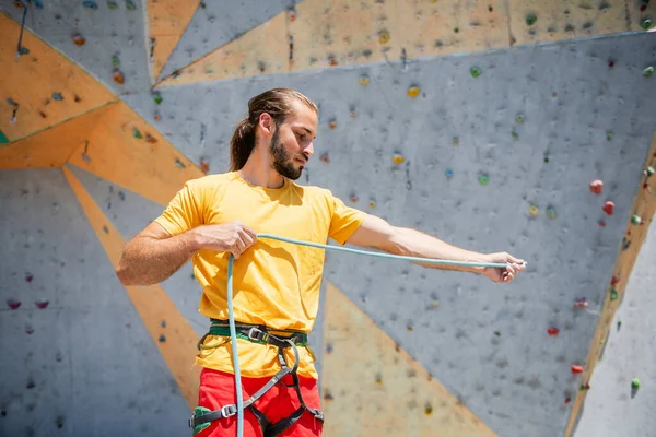 Sportsman Climber Prepares Climb Climbing Route Climbing Outdoor Artificial Wall — Stockfoto