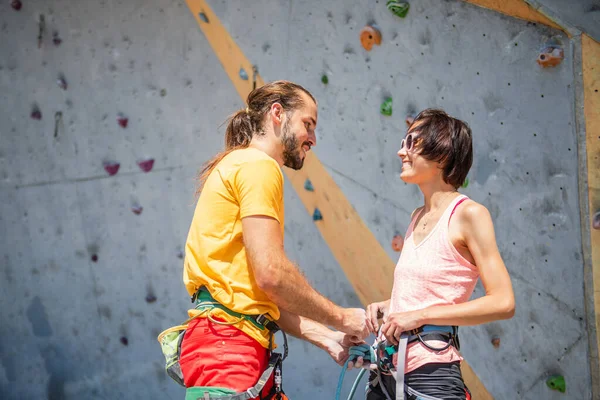 Man Helps Young Woman Put Her Climbing Equipment Backdrop Climbing — Stock fotografie