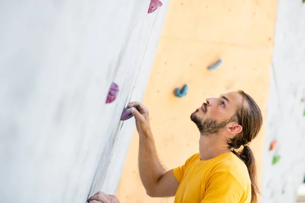 Sporty Man Yellow Shirt Climbs Climbing Wall — Stock fotografie