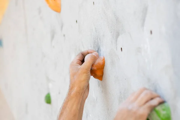Close Male Hand Smeared Magnesium Powder Grabbing Hold Climbing Wall — Foto Stock