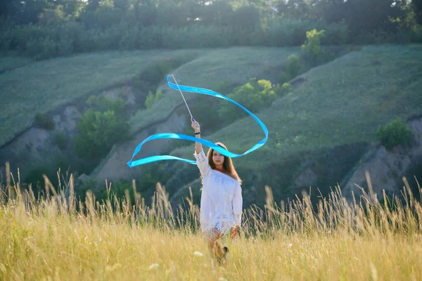 Teenage Girl Gymnastic Ribbon Hillside Girl Background Bayrak Tall Dry — Foto Stock