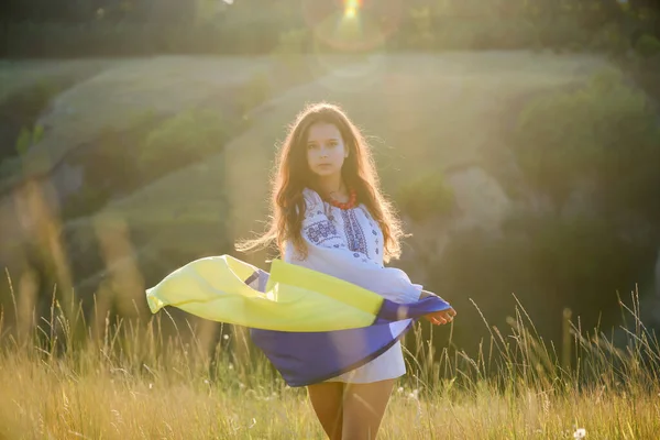 Beautiful Teenage Girl Dressed National Ukrainian Clothes Waving Ukrainian Flag — Foto Stock