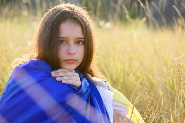 Teenage Girl Sits Tall Wild Grass Slope Ravine Ukrainian Flag — Stok fotoğraf