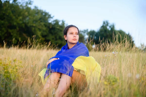 Teenage Girl Sits Tall Wild Grass Slope Ravine Ukrainian Flag — Stock fotografie