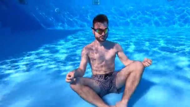 Молодой Человек Бородой Водой Бассейне Расслабиться Позе Лотоса — стоковое видео