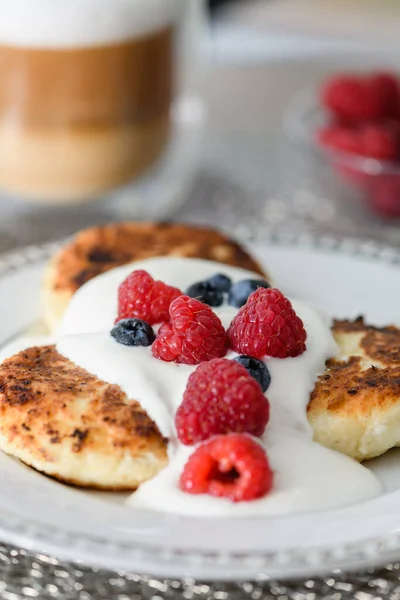 Cottage Cheese Pancakes Breakfast Blueberries Raspberries Sour Cream Close — 图库照片