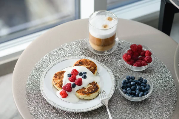 Top View Cottage Cheese Pancakes Breakfast Blueberries Raspberries Sour Cream — Photo