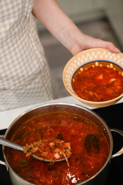 Woman Pours Freshly Prepared Ukrainian Borscht Traditional Earthenware Bowl — Stock Photo, Image