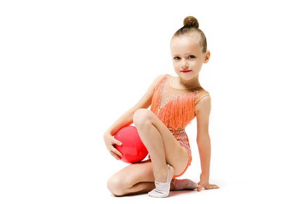 Маленькая Девочка Гимнастка Студийный Портрет Резиновым Мячом Художественная Акробатика Профессиональный — стоковое фото