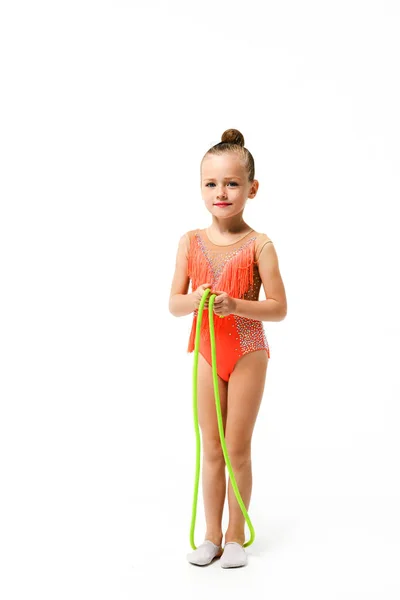 Спортивная Гимнастка Акробатика Маленькая Девочка Позирует Скакалкой Всю Длину Изолированном — стоковое фото