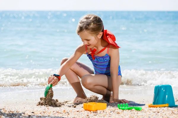 Okul Çağındaki Küçük Kızlar Yaz Mevsiminde Kum Renkli Oyuncaklarla Oynarlar — Stok fotoğraf